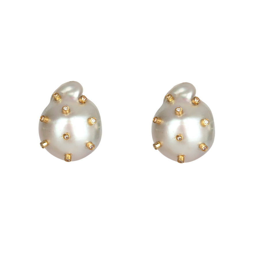 Pair of baroque pearl stud earrings with organic shapes and subtle gold detailing for a refined Art Deco-inspired style.